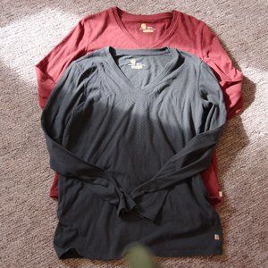 Women's Carhartt size medium long sleeve tees lot of 2